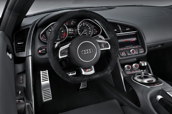 Интерьер салона Audi R8 V10 plus