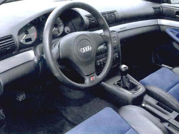 Интерьер салона Audi S4 Avant