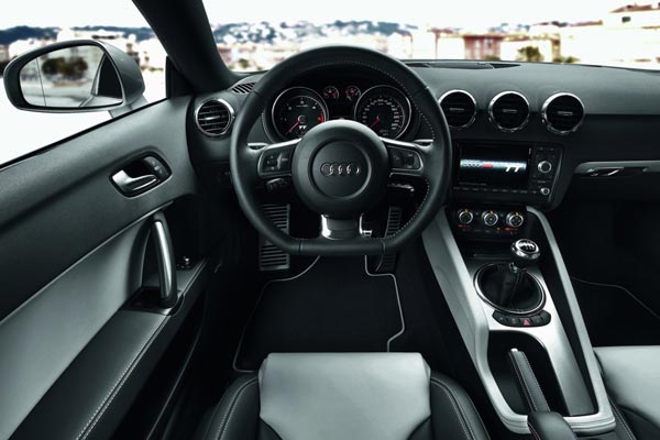 Интерьер салона Audi TT Roadster