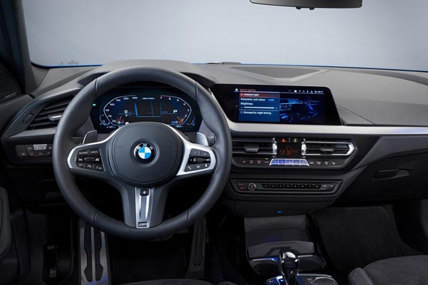 Интерьер салона BMW M135i
