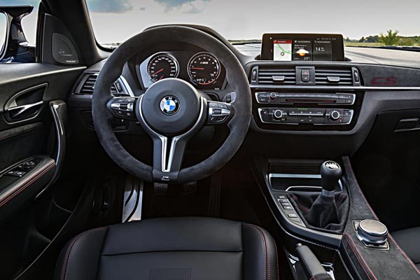 Интерьер салона BMW M2 CS