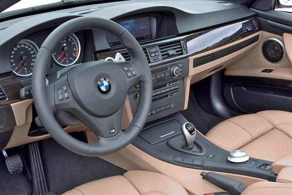 Интерьер салона BMW M3 Convertible