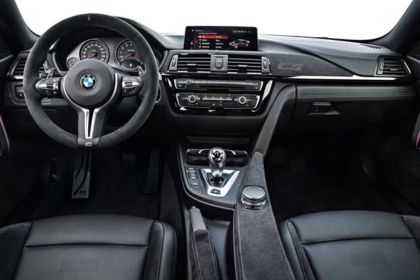 Интерьер салона BMW M4 CS