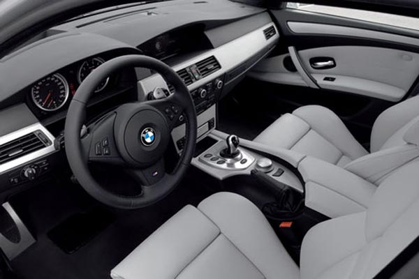 Интерьер салона BMW M5 Touring