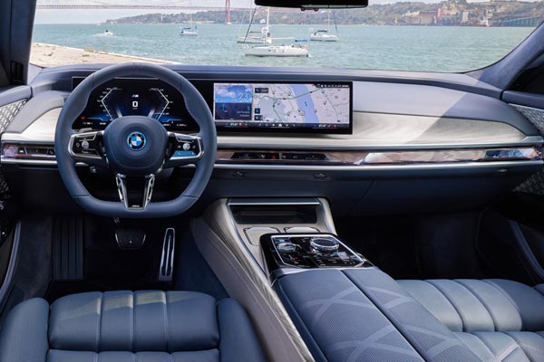   BMW i7 M70