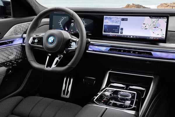   BMW i7 M70