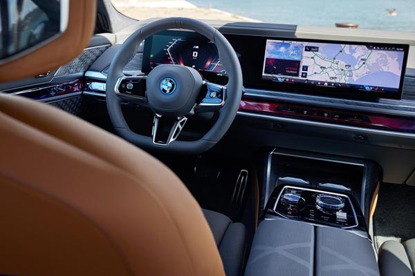   BMW i7 M70