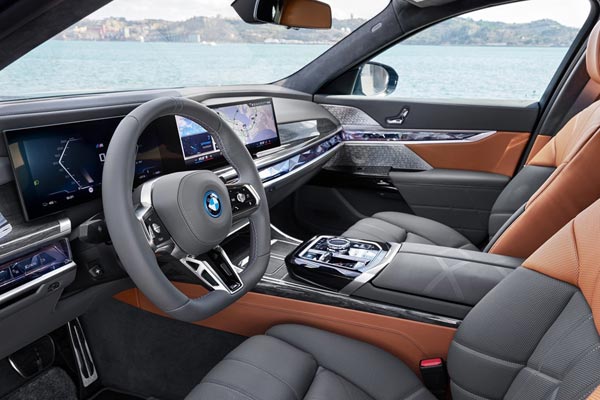   BMW i7 M70