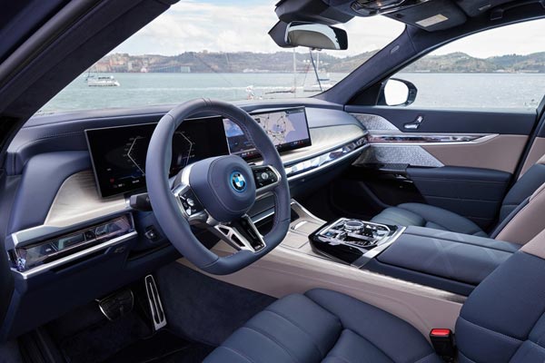   BMW i7 M70