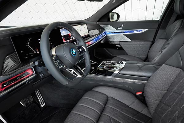   BMW i7 M70
