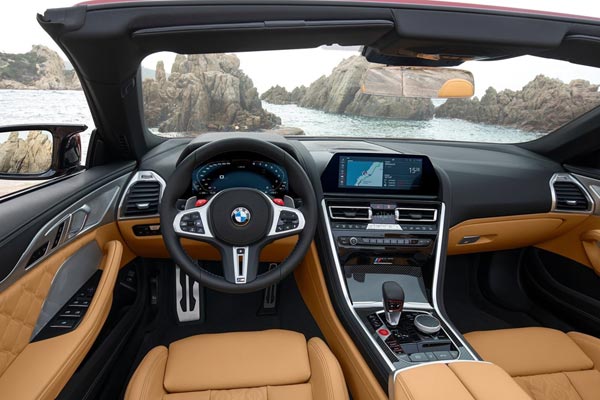 Интерьер салона BMW M8 Cabrio