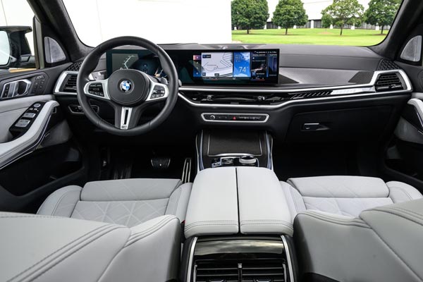   BMW X7 M60i