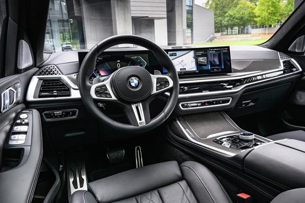  BMW X7 M60i