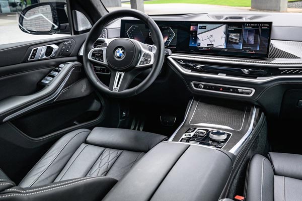   BMW X7 M60i