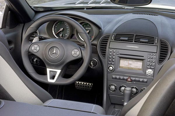 Интерьер салона Mercedes SLK AMG