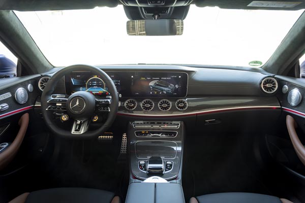 Интерьер салона Mercedes E53 AMG Cabrio