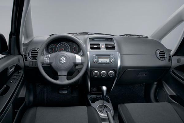 Интерьер салона Suzuki SX4 Sedan