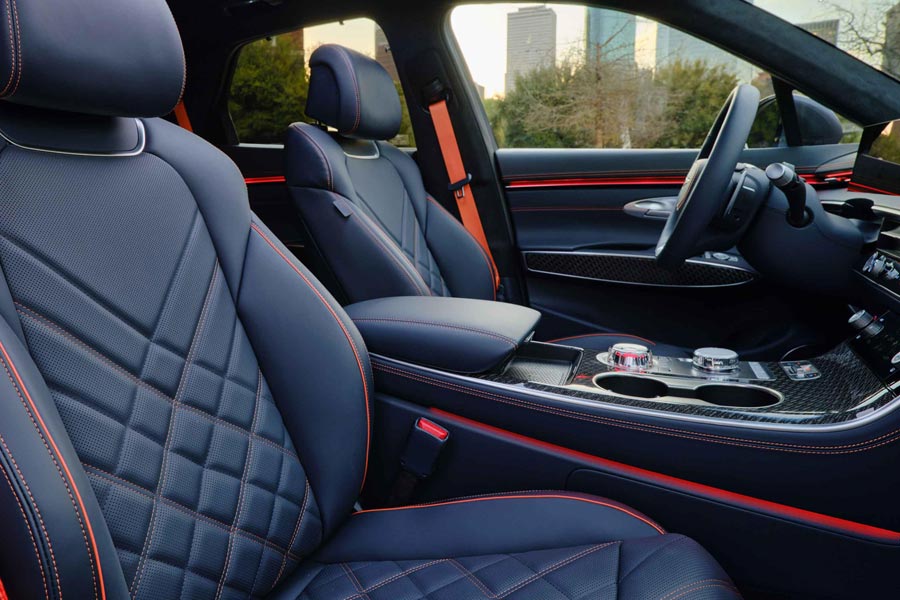   Genesis GV70.  Genesis GV70