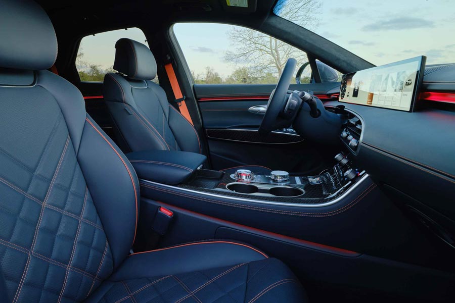   Genesis GV70.  Genesis GV70