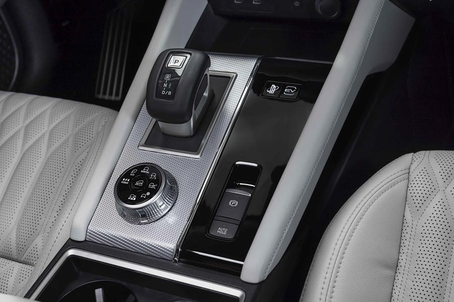   Mitsubishi Outlander PHEV.  Mitsubishi Outlander PHEV