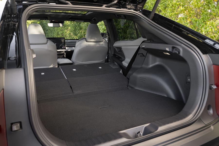 ���� ������ Toyota C-HR Plus. �������� Toyota C-HR Plus