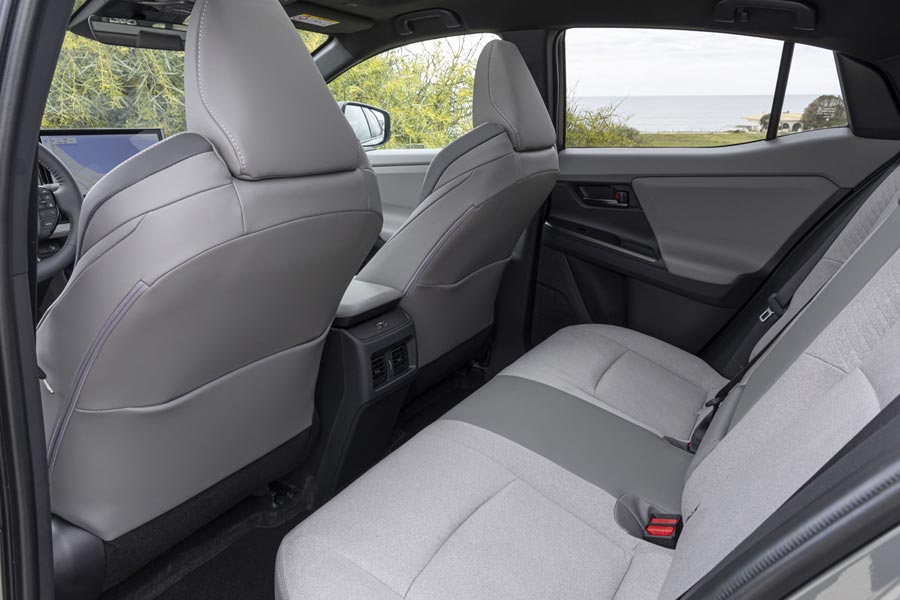 ���� ������ Toyota C-HR Plus. �������� Toyota C-HR Plus