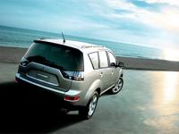 Mitsubishi Outlander XL.  Mitsubishi Motors