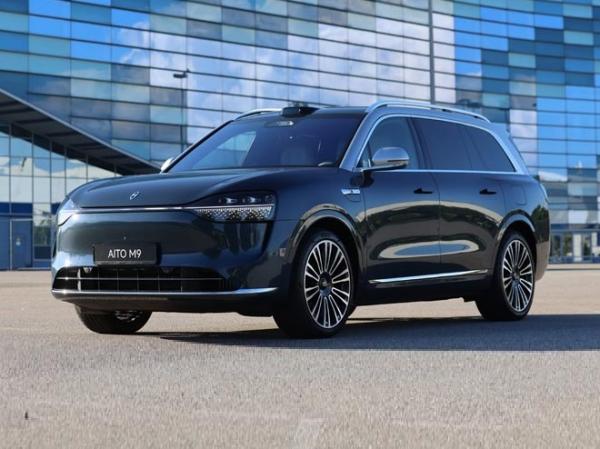 Seres Aito M9.  Seres 