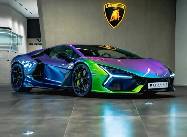 Lamborghini Revuelto.  Lamborghini 