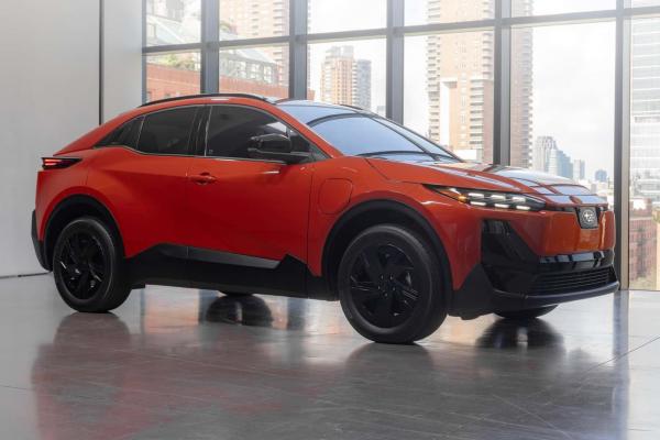 Subaru   Toyota C-HR+ - 3