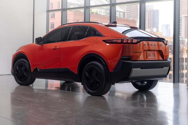 Subaru   Toyota C-HR+ - 5