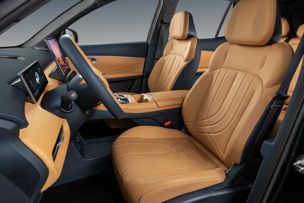 Новый кроссовер Geely оценен в рублях - 3