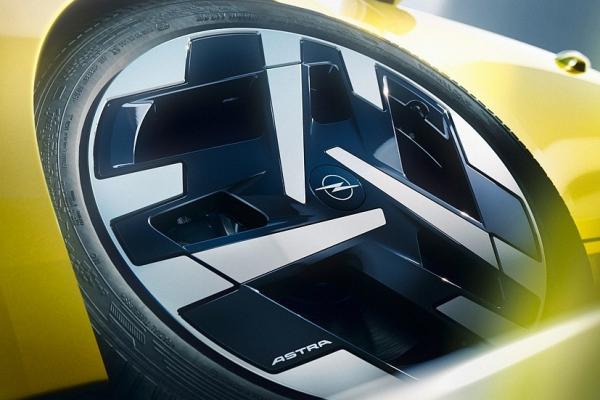 Opel дразнит реcтайлинговым Astra - 1