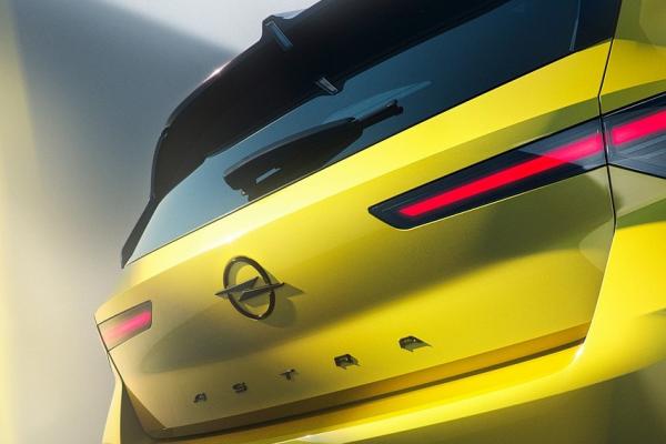 Opel дразнит реcтайлинговым Astra - 2