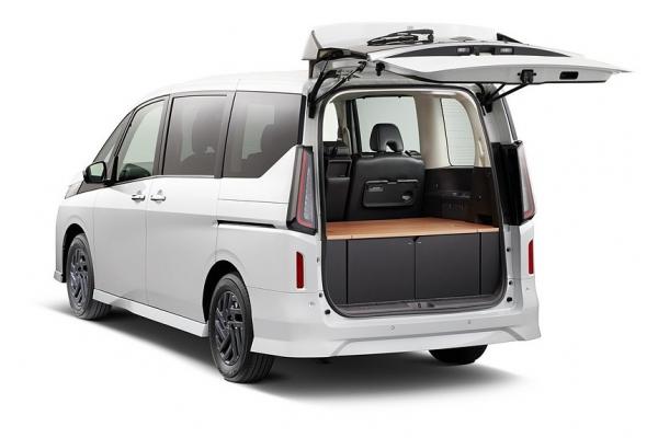 Богатые Nissan Serena прошли рестайлинг - 1