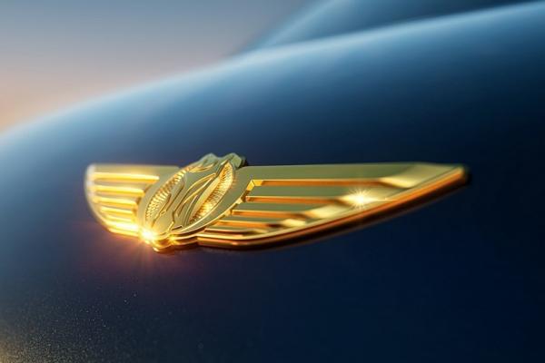 Geely выпустила минивен с золотой эмблемой - 1