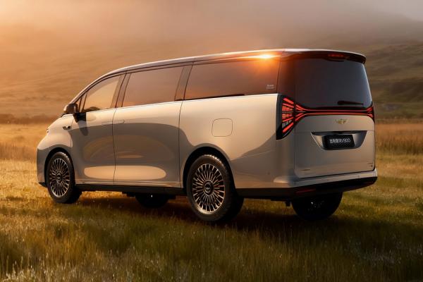 Geely выпустила минивен с золотой эмблемой - 4