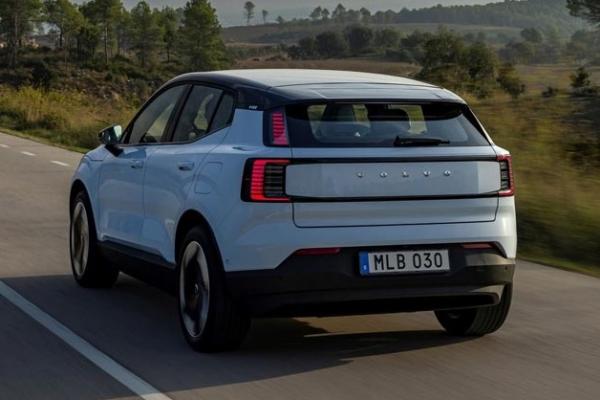 Volvo удешевила кроссовер EX30 - 2