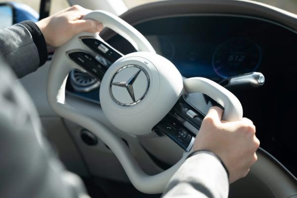 Mercedes ������� EQS �� ��������� - 1