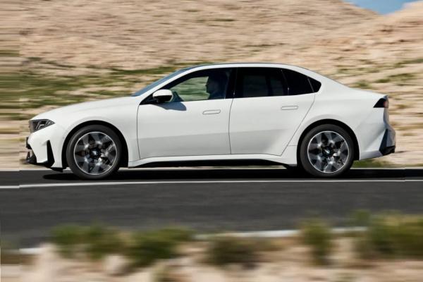 Дорого и быстро: BMW начала продажи i3 - 1