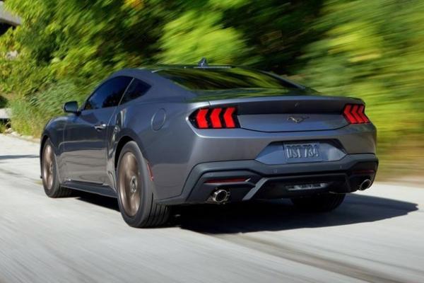 Ford добавил Mustang задние двери - 1