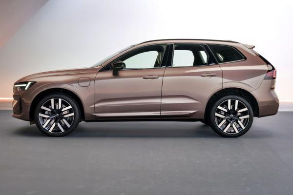 Volvo XC60 обновил внешность и технику - 1