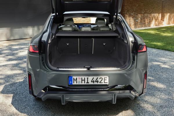 BMW iX3 ���������� � �����-����. ��� iX4 - 2