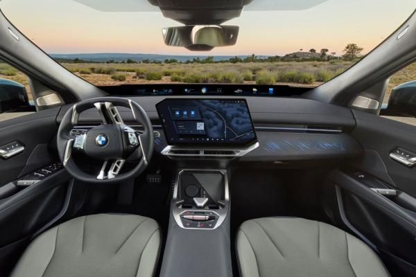 BMW iX3 ���������� � �����-����. ��� iX4 - 3