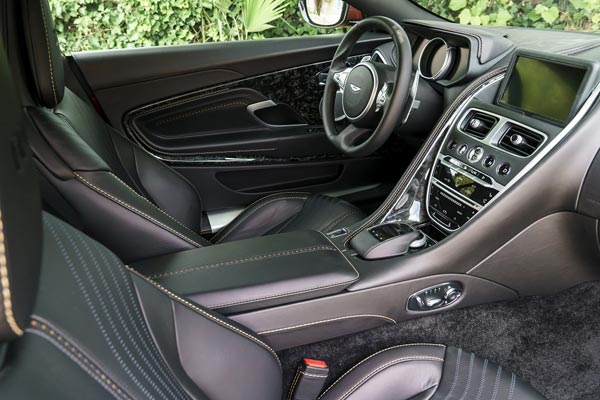 Интерьер купе Aston Martin DB11