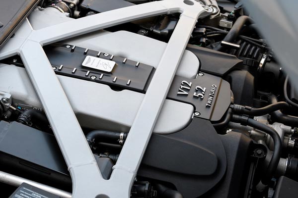 Двигатель Aston Martin DB11 развивает мощность 608 л.с. и крутящий момент 700 Нм