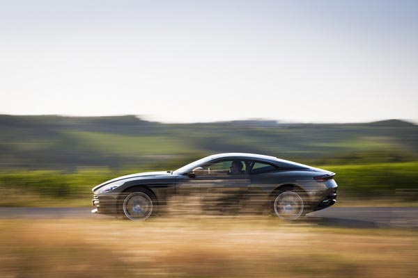 Aston Martin DB11 развивает скорость до 322 км/ч
