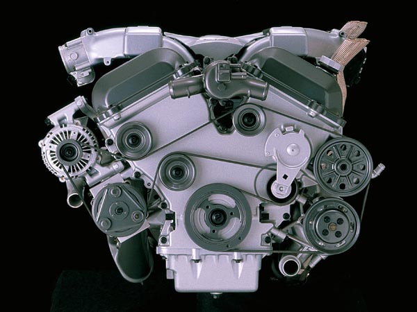 Мощный V-образный 12-цилиндровый двигатель заимствован от 2-дверных моделей.