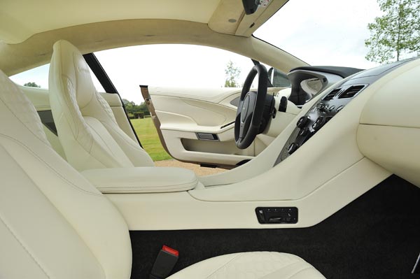 Роскошный интерьер гранд турера Aston Martin Vanquish