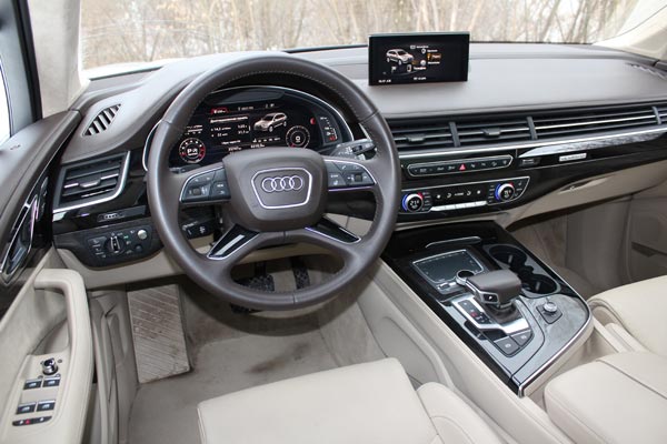 За рулем Audi Q7 нет ощущения, что управляешь большим внедорожником, скорее комфортабельным седаном